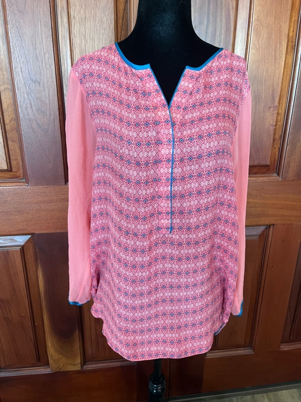 Sundance 100% Silk coral & Turquoise mandarin split V-neck Medium